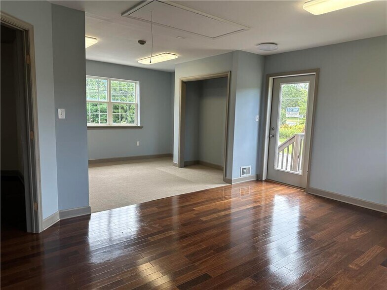 More Photos Of 196 W Moorestown Rd, Wind Gap Office Residential For Lease