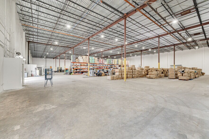 More Photos Of 5520 E Giddens Ave, Tampa Warehouse For Lease