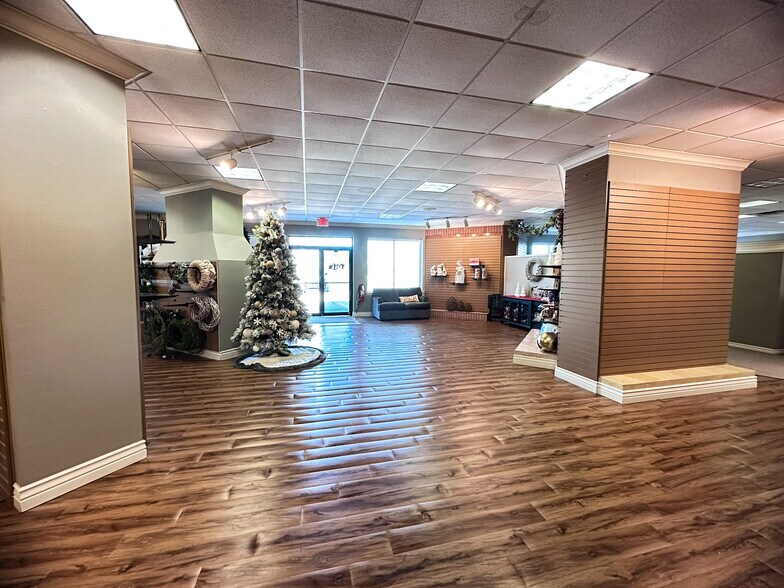 More Photos Of 2903 SE J St, Bentonville Showroom For Sale