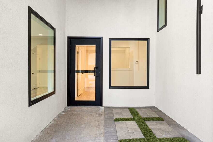 More Photos Of 21107-21115 Vanowen St, Canoga Park Medical For Lease