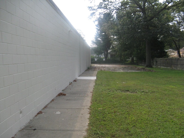 More Photos Of 675 W Shore Rd, Warwick Showroom For Lease