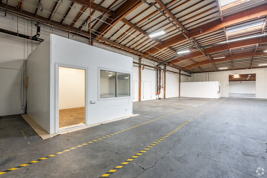 More Photos Of 210 Classic Ct, Rohnert Park Warehouse For Lease