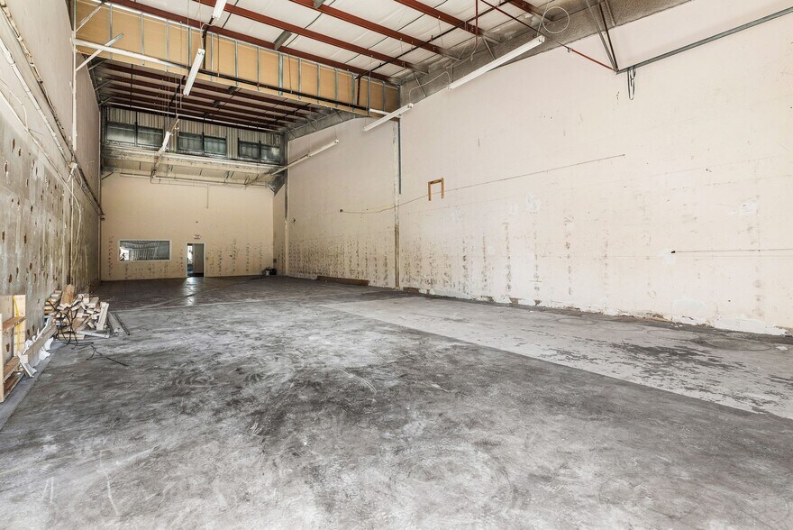 More Photos Of 1979 10th Ave N, Lake Worth Beach Light Distribution For Sale