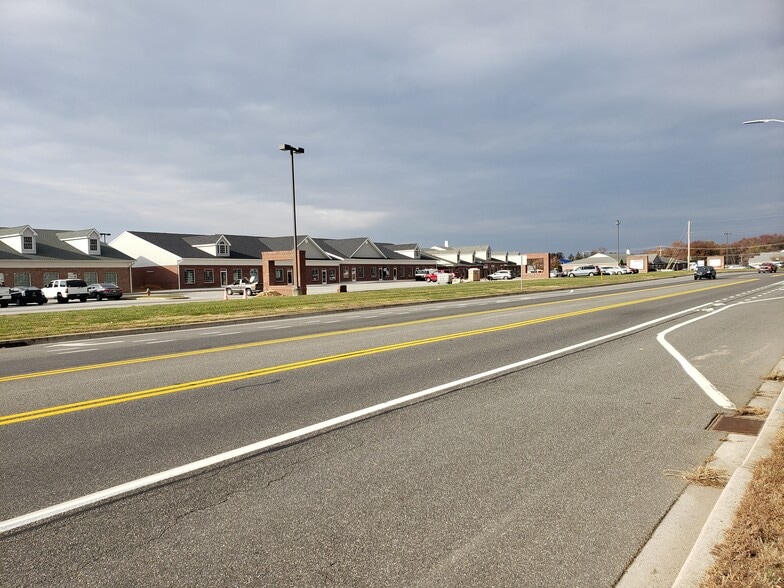 More Photos Of 671 S Carter Rd, Smyrna Unknown For Lease