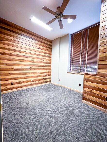 More Photos Of 8100 Ohio River Blvd, Emsworth Office For Lease