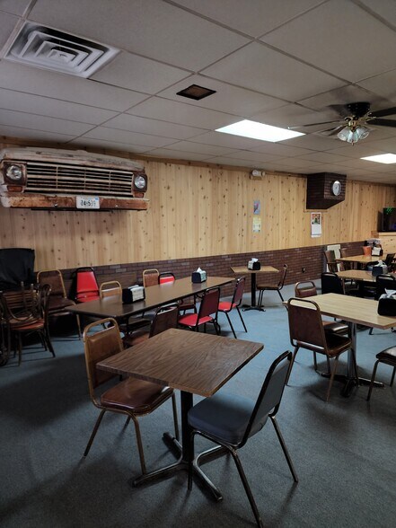 More Photos Of 121 S Perkins Ave, Madrid Restaurant For Sale