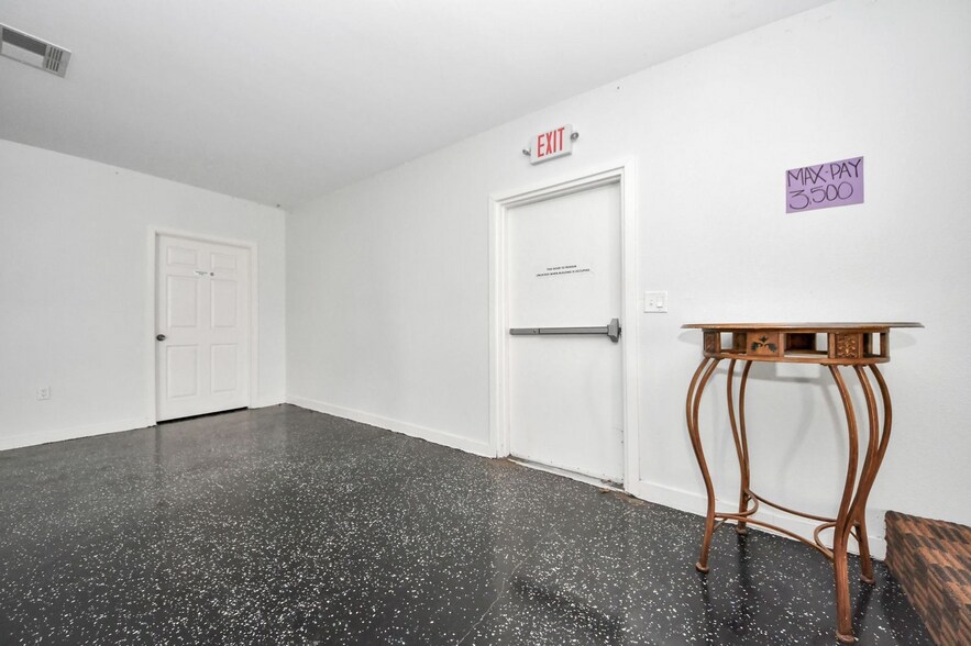 More Photos Of 8346 Howard Dr, Houston Office For Sale