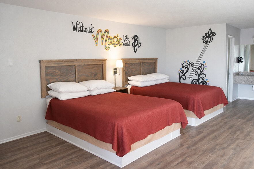 More Photos Of 304 College Ave, Levelland Hotel For Sale