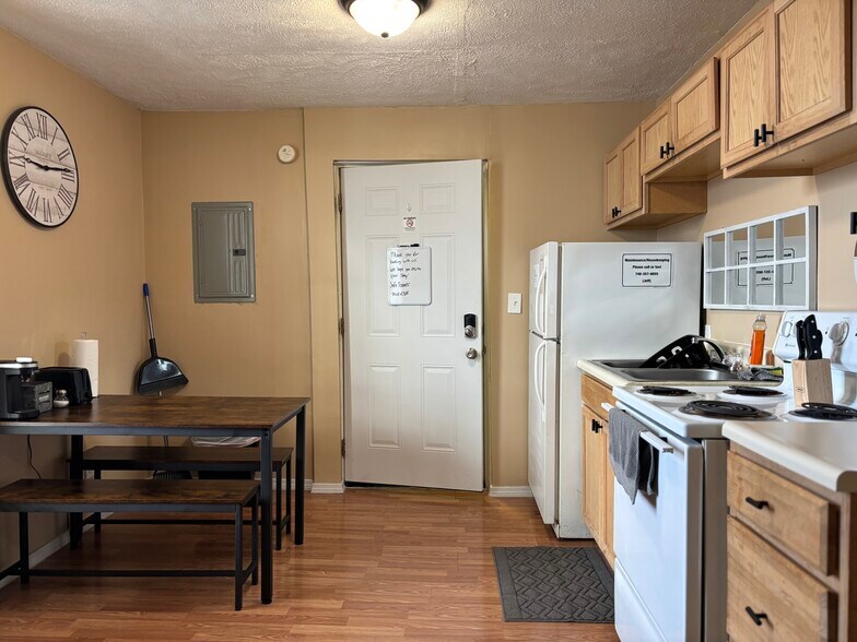 More Photos Of 206 W Main St, Mc Arthur Flex For Sale