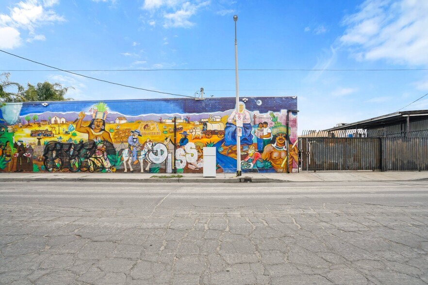 More Photos Of 21328 Hart St, Canoga Park Warehouse For Lease