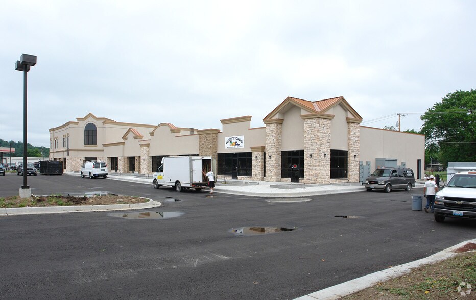 More Photos Of 2415-2431 Burlington St, North Kansas City Storefront Retail Office For Lease