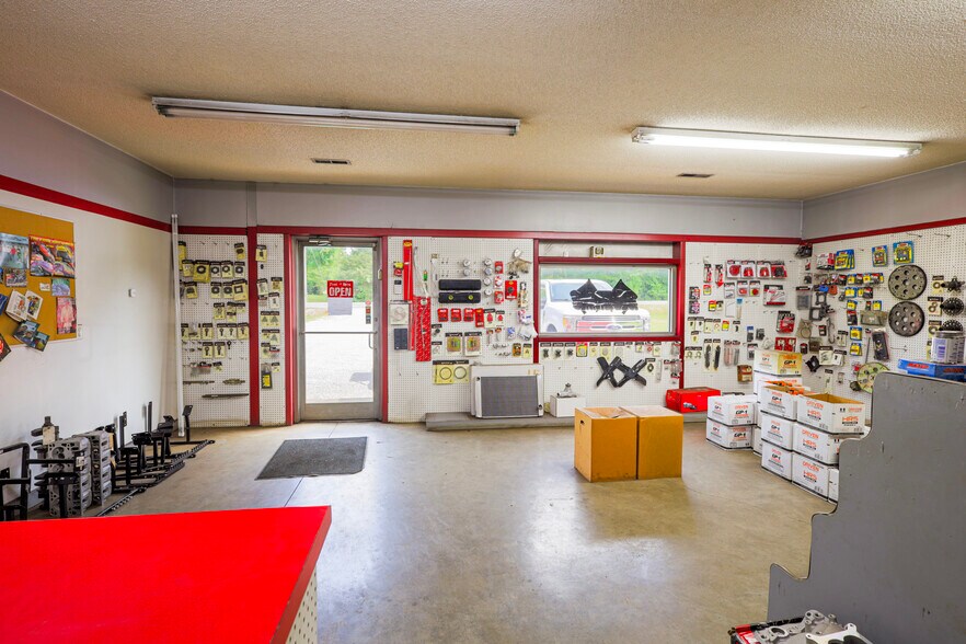 More Photos Of 1111 Mount Tabor Rd, Hartselle Showroom For Sale