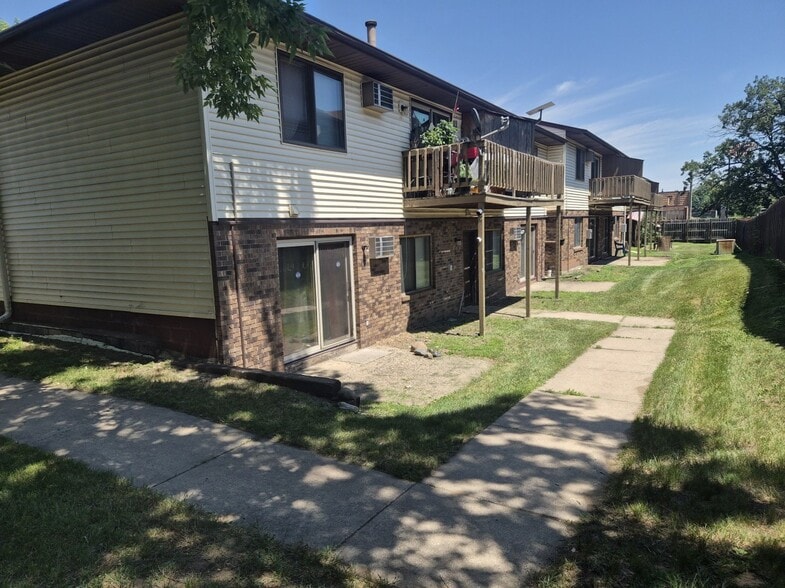 More Photos Of 25-33 14th Ave NE, Saint Cloud Apartments For Sale