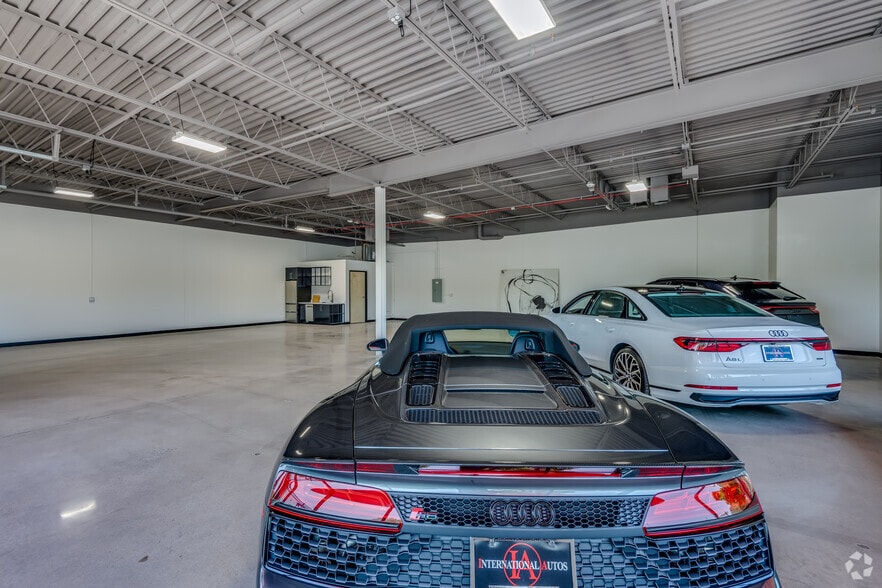 More Photos Of 8949 N Deerbrook Trl, Brown Deer Flex For Sale