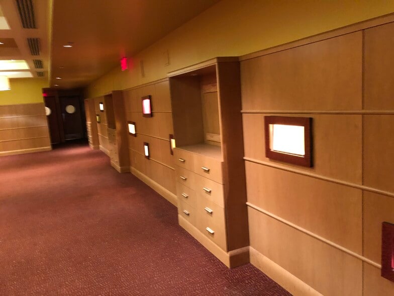 More Photos Of 127 W 4th St, Cincinnati Restaurant For Lease