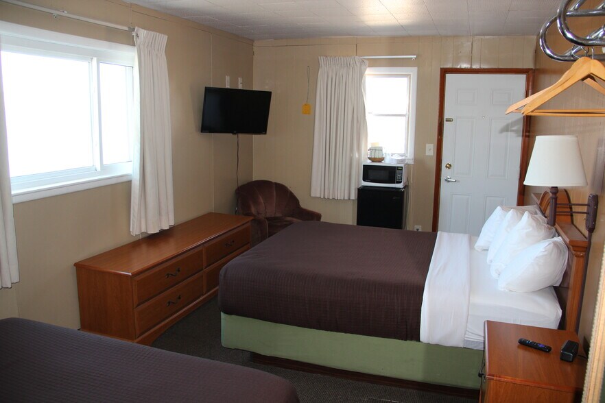 More Photos Of 115 N River St, Chamberlain Hotel For Sale