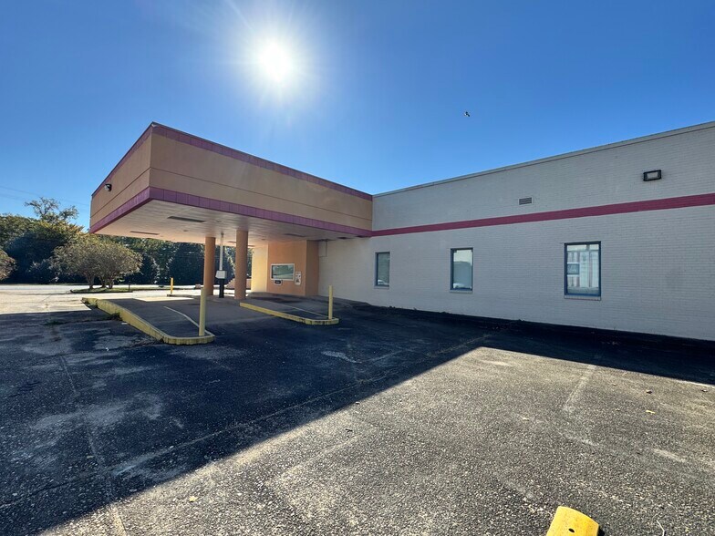 More Photos Of 421 N Gilmer Ave, Lanett General Retail For Sale