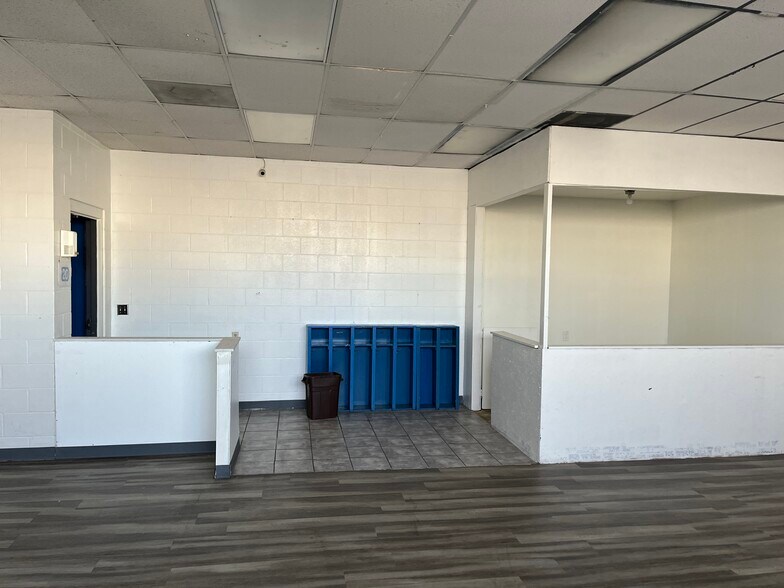 More Photos Of 6612 Arlington Expy, Jacksonville Schools For Lease