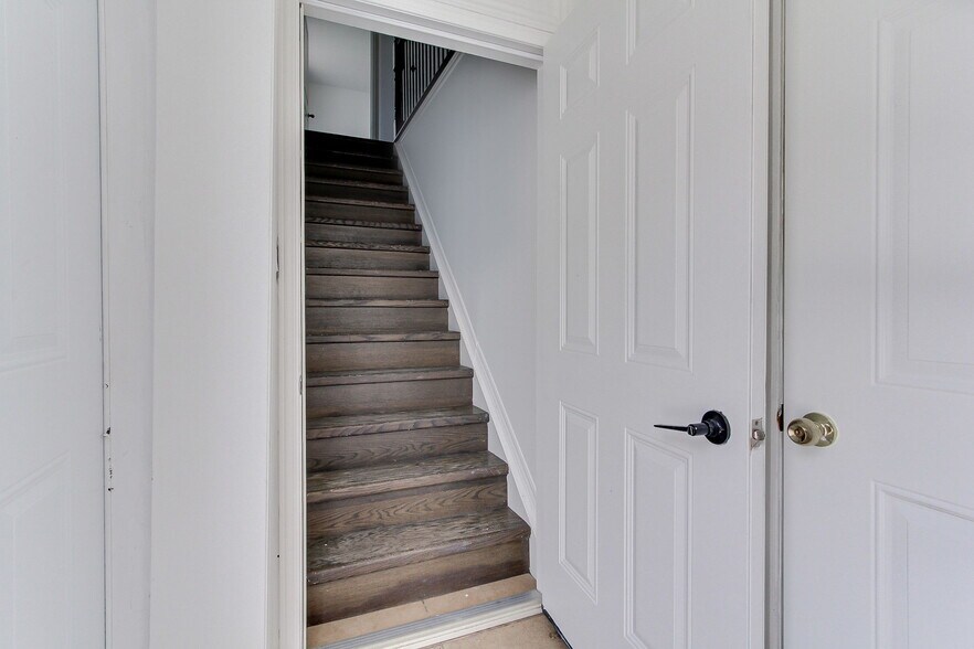 More Photos Of 395 Bay St W, Brock Office For Sale