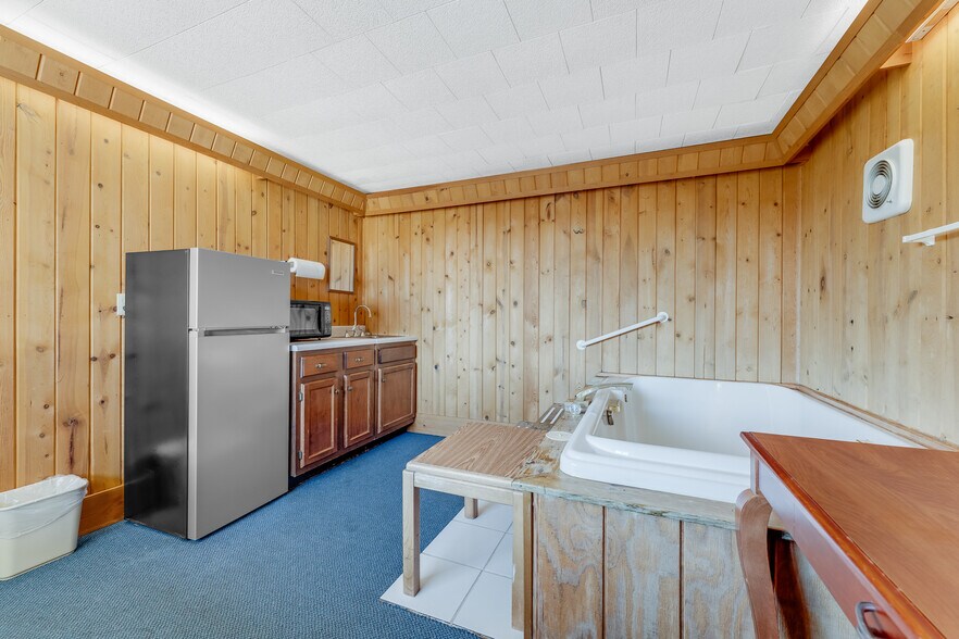 More Photos Of 21507 Seneca Trl, Marlinton Hotel For Sale