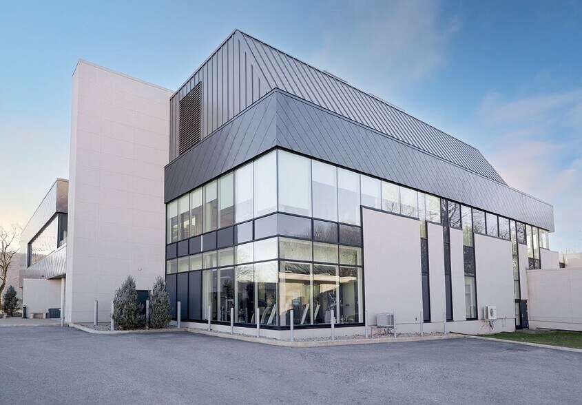 More Photos Of 275 Boul Armand-Frappier, Laval Office For Lease