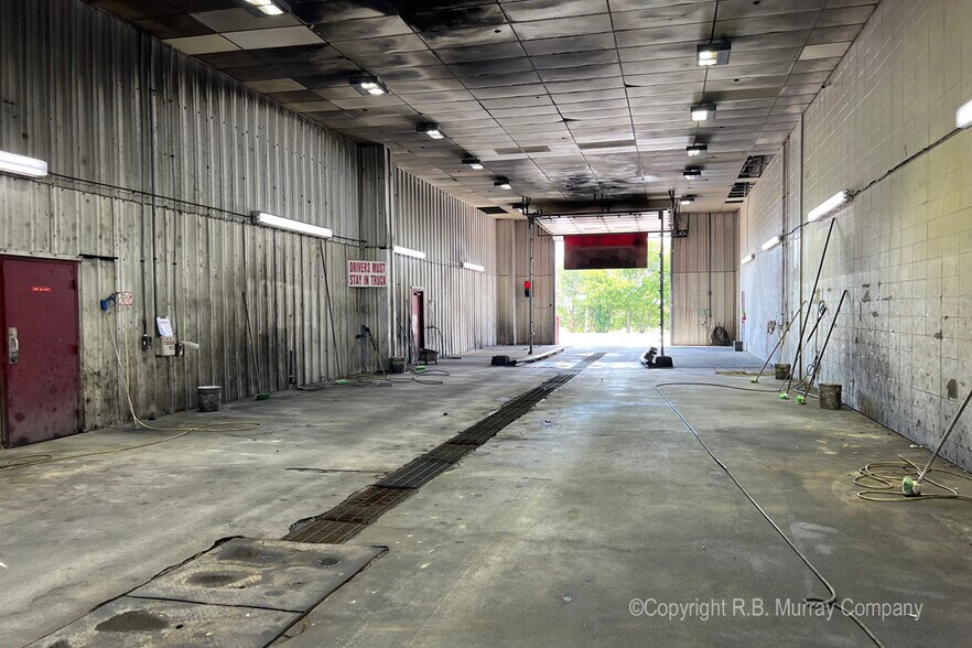 More Photos Of 2813 N Neergard Ave, Springfield Truck Terminal For Sale