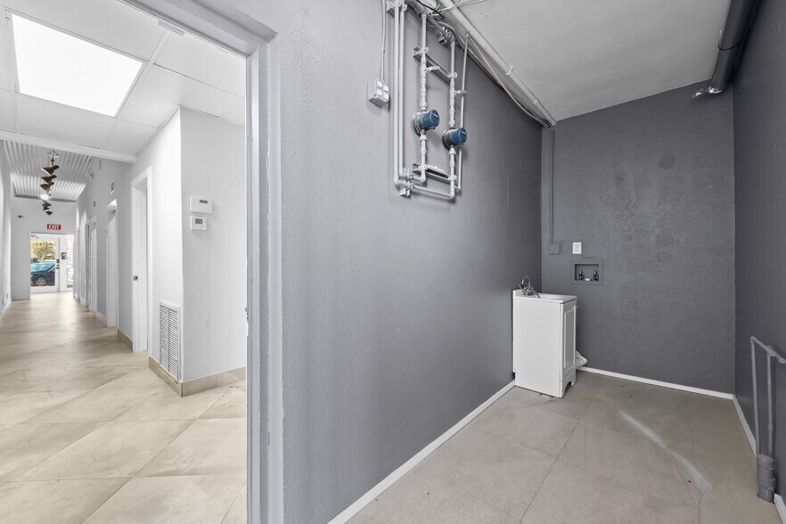 More Photos Of 2701-2709 E Oakland Park Blvd, Fort Lauderdale Storefront Retail Office For Lease