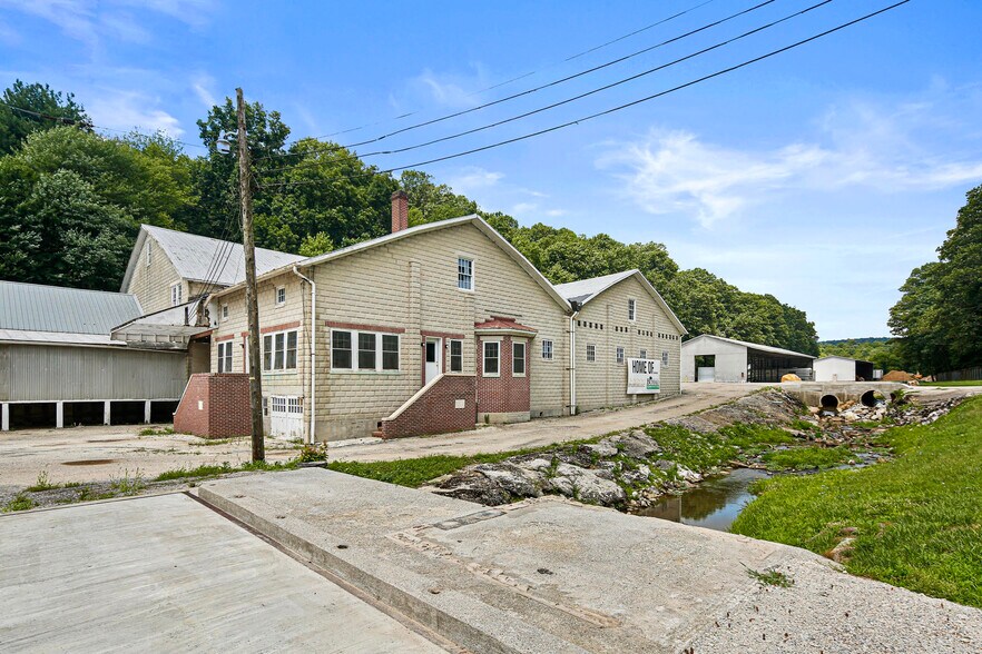 More Photos Of 8106 Intersection Rd, Glen Rock Warehouse For Lease