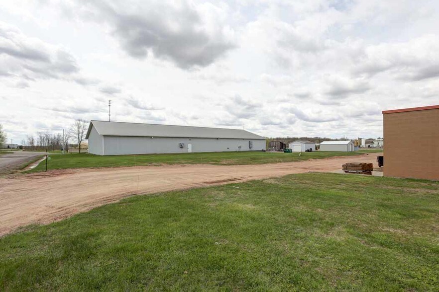 More Photos Of 1011-1013 E Spruce St, Abbotsford Storefront Retail Office For Lease