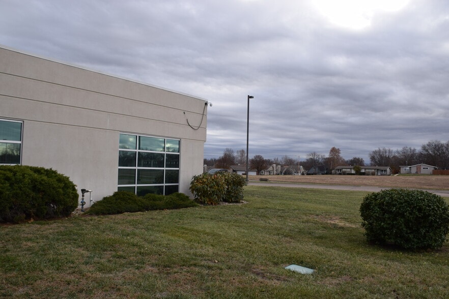 More Photos Of 2121 SW Chelsea Dr, Topeka Flex For Lease