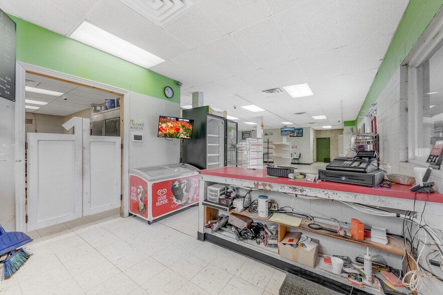 More Photos Of 154 Bridge St, Junior Restaurant For Sale