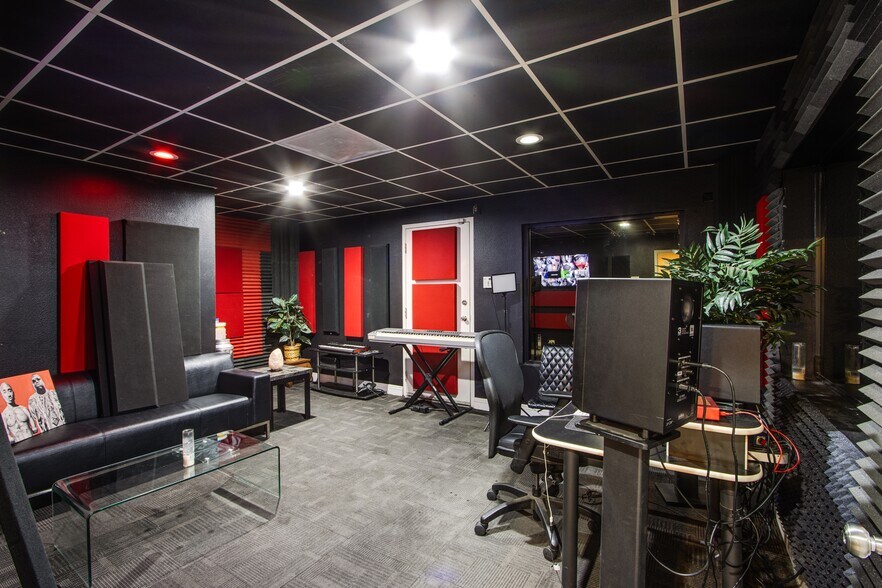 More Photos Of 4251 W Oquendo Rd, Las Vegas Light Distribution For Sale