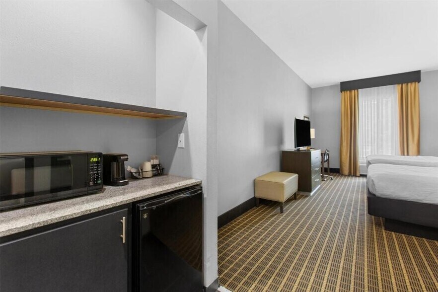 More Photos Of 13600 Hartman Ln, Walker Hotel For Sale