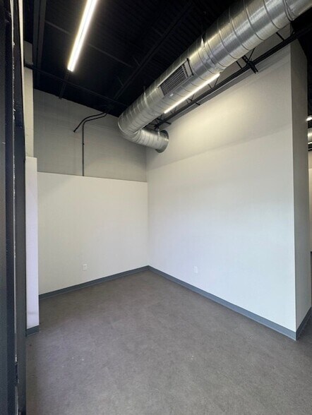 More Photos Of 11901 Warfield St, San Antonio Light Manufacturing For Sale