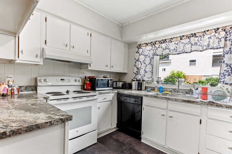 More Photos Of 51 Tanguay St, Sanford Apartments For Sale