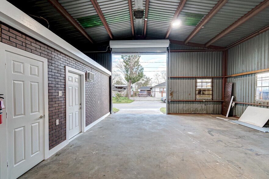 More Photos Of 1110 Central St, Houston Warehouse For Lease