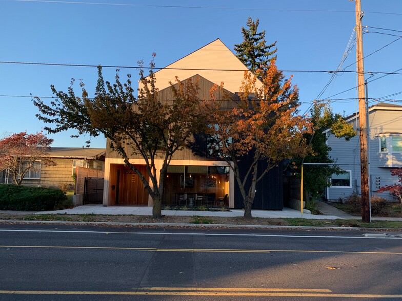 More Photos Of 1825 N Rosa Parks Way, Portland Multifamily For Sale