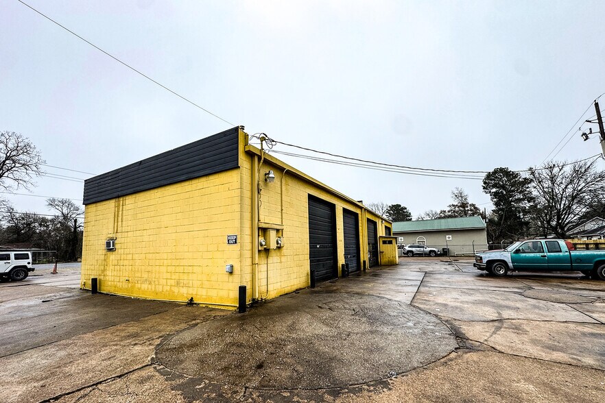 More Photos Of 261 SH 75 Hwy, Huntsville Service For Sale