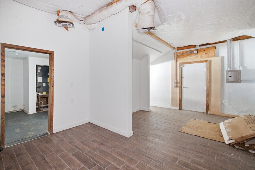 More Photos Of 100 W Central Ave, Comanche General Retail For Sale
