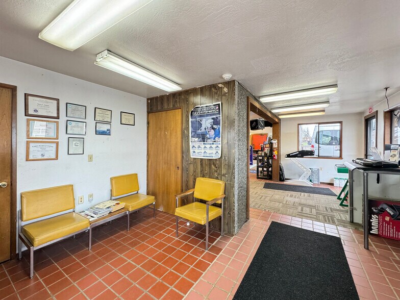 More Photos Of 275 S 7th Ave, Sequim Auto Repair For Sale