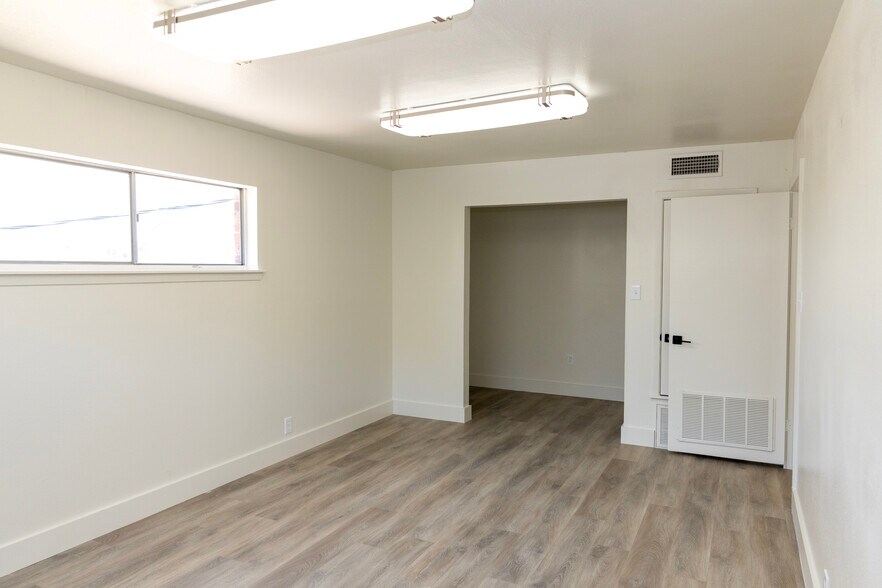 More Photos Of 307-311 Lombrano St, San Antonio Warehouse For Sale