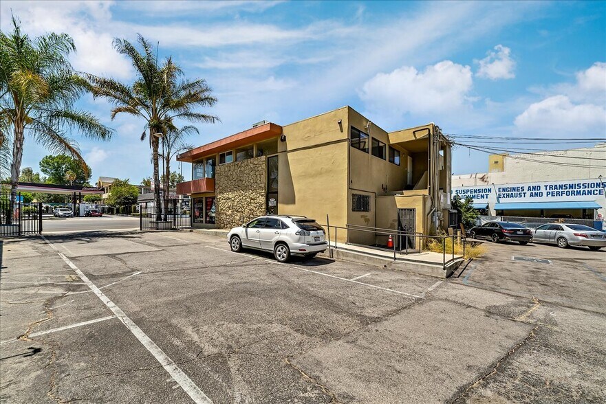 More Photos Of 19709 Ventura Blvd, Woodland Hills Office For Sale