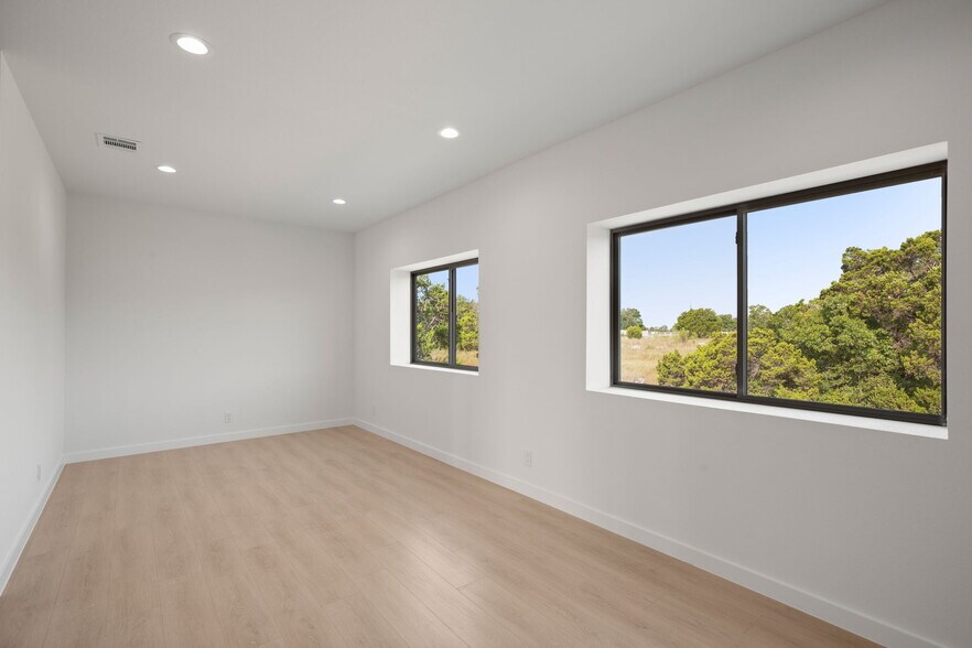 More Photos Of 10020 Darden Hill Rd, Austin Light Distribution For Lease