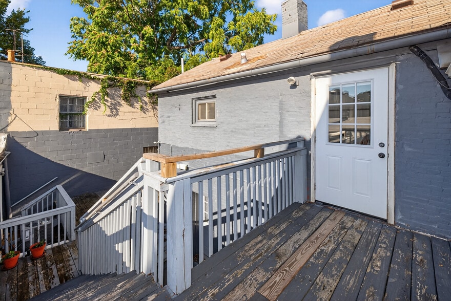 More Photos Of 102 W High St, Lexington General Retail For Sale