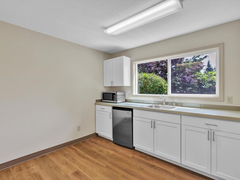 More Photos Of 7522 221st Pl SW, Edmonds Office For Sale