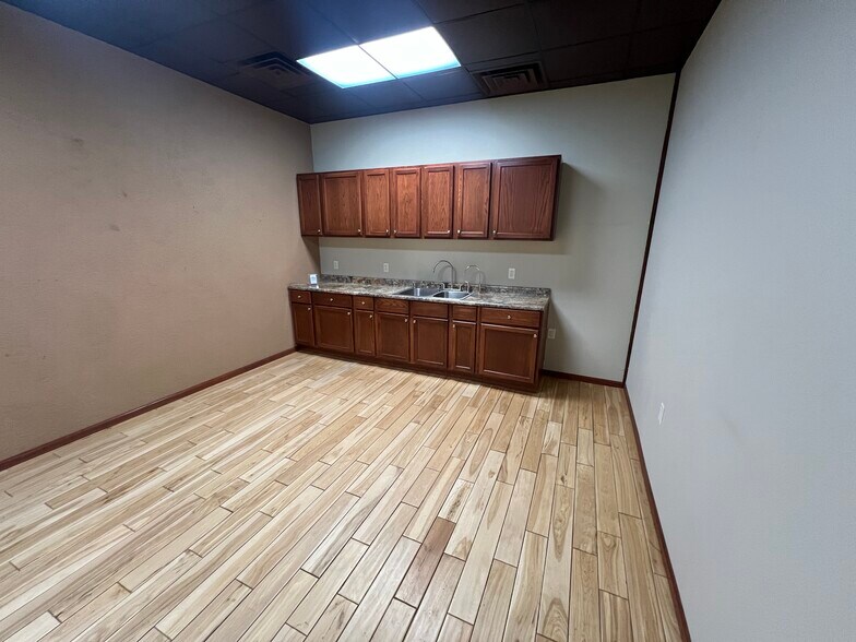 More Photos Of 812 Burlington Dr, Bismarck Office For Sale