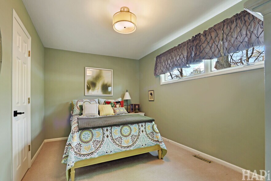 More Photos Of 4403 S Roberts Rd, Island Lake Veterinarian Kennel For Sale