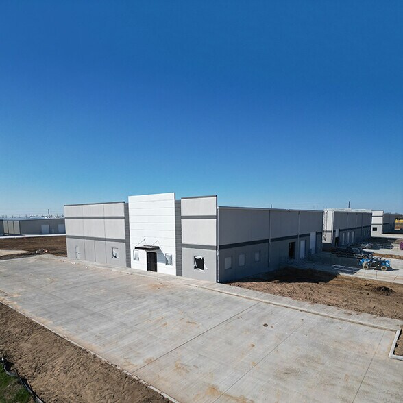 More Photos Of 18606 Kermier, Hockley Distribution For Sale