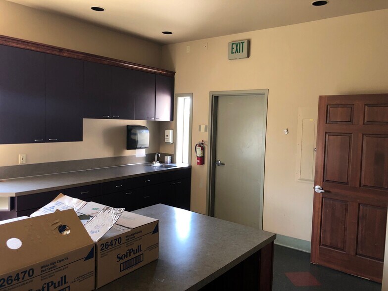 More Photos Of 1045 W Columbia Dr, Kennewick Storefront Retail Office For Sale