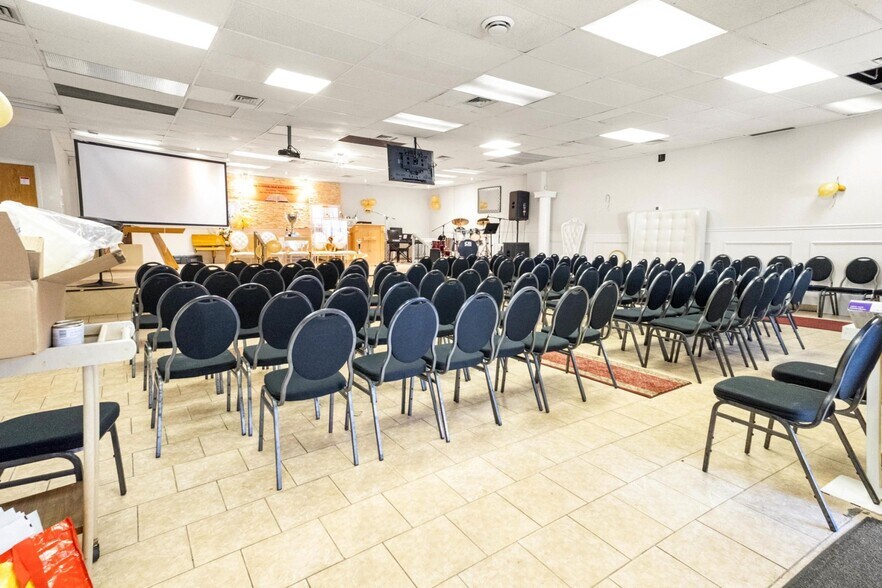 More Photos Of 6336 Av Papineau, Montréal Religious Facility For Sale